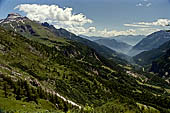 Il sentiero che da Ciamporino porta all'Alpe Veglia con in basso la valle Cairasca. 